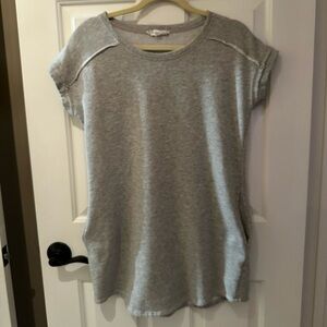 Heather Gray Short Sleeve Sweatshirt with Pockets. Size Medium